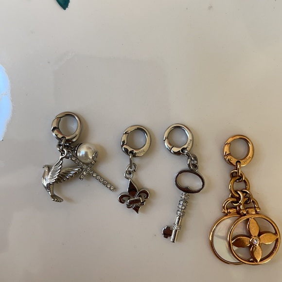 Fossil Symbol Pendants - Picture 4 of 5